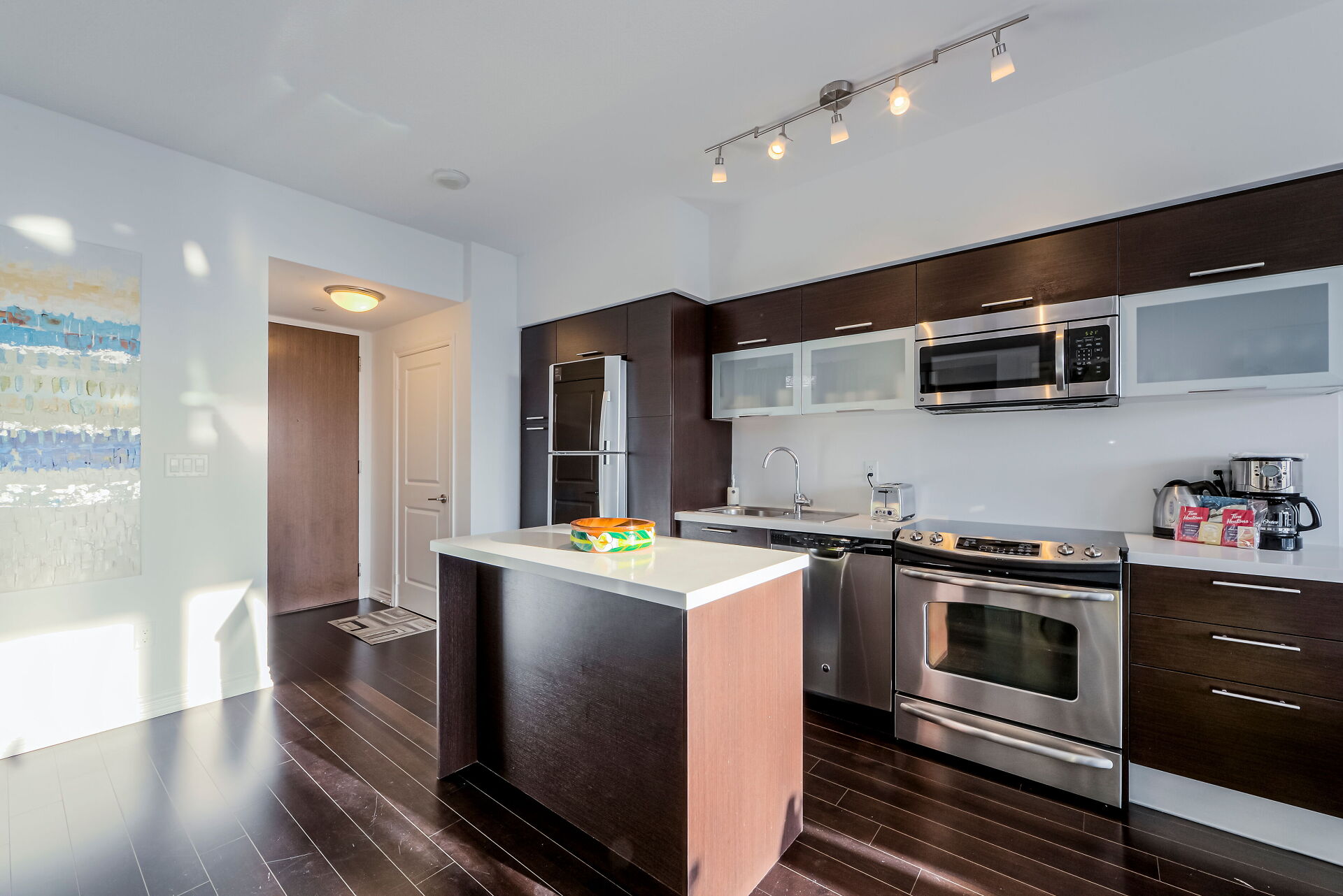 Fully equipped kitchen in Toronto furnished condo