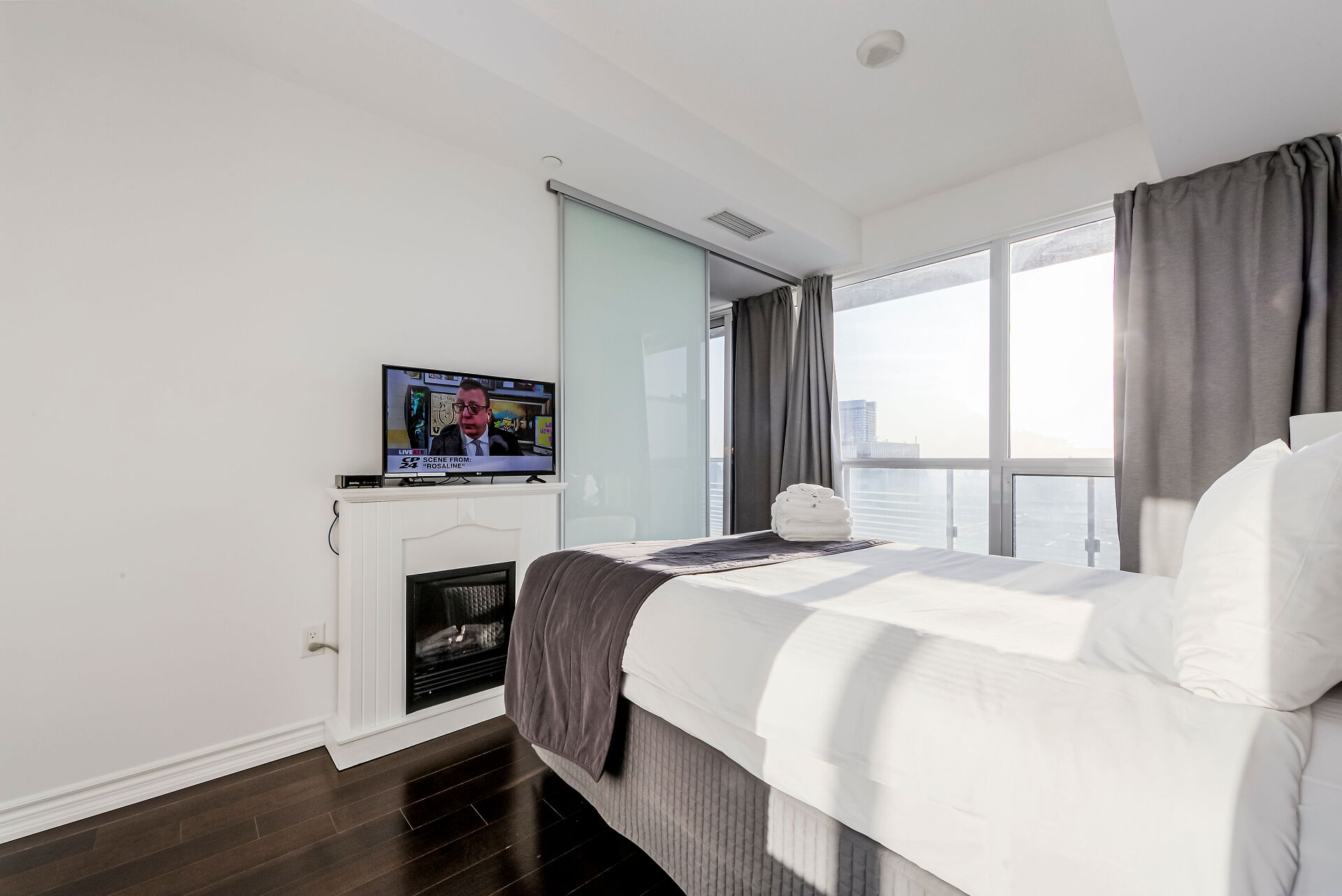Toronto furnished condo with high-end amenities